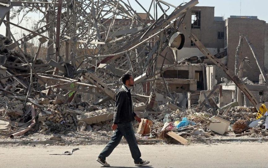 homem-anda-entre-os-escombros-de-predios-destruidos-por-ataques-aereos-no-centro-de-teera-no-ira-1772654778547_v2_900x506