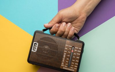 pessoa-segurando-um-receptor-de-radio-de-transmissao-retro